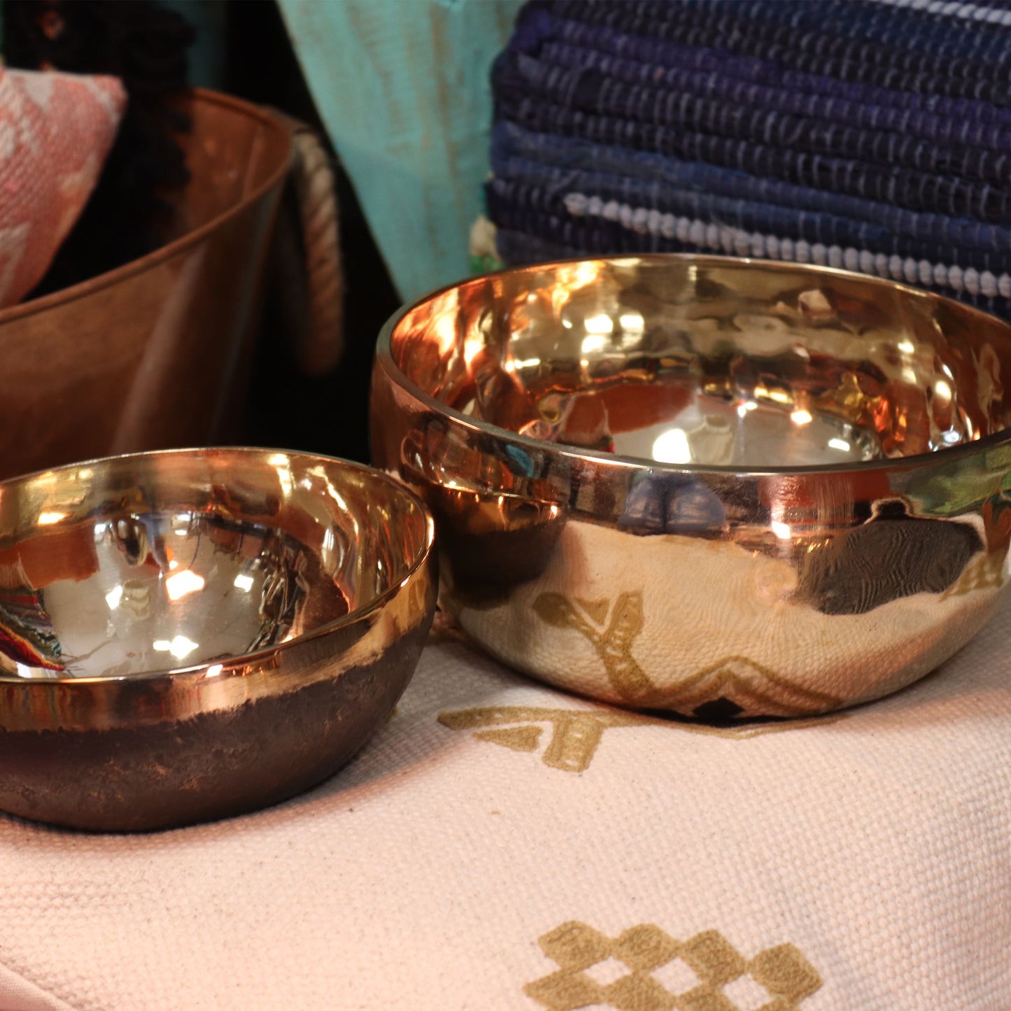 Extra Large Shining Bell-Metal Handmade Singing Bowl (approx 1500g) - 21cm